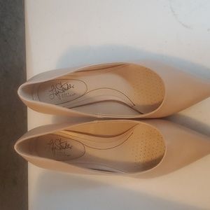 Life Stride Soft System Light pink point toe heels